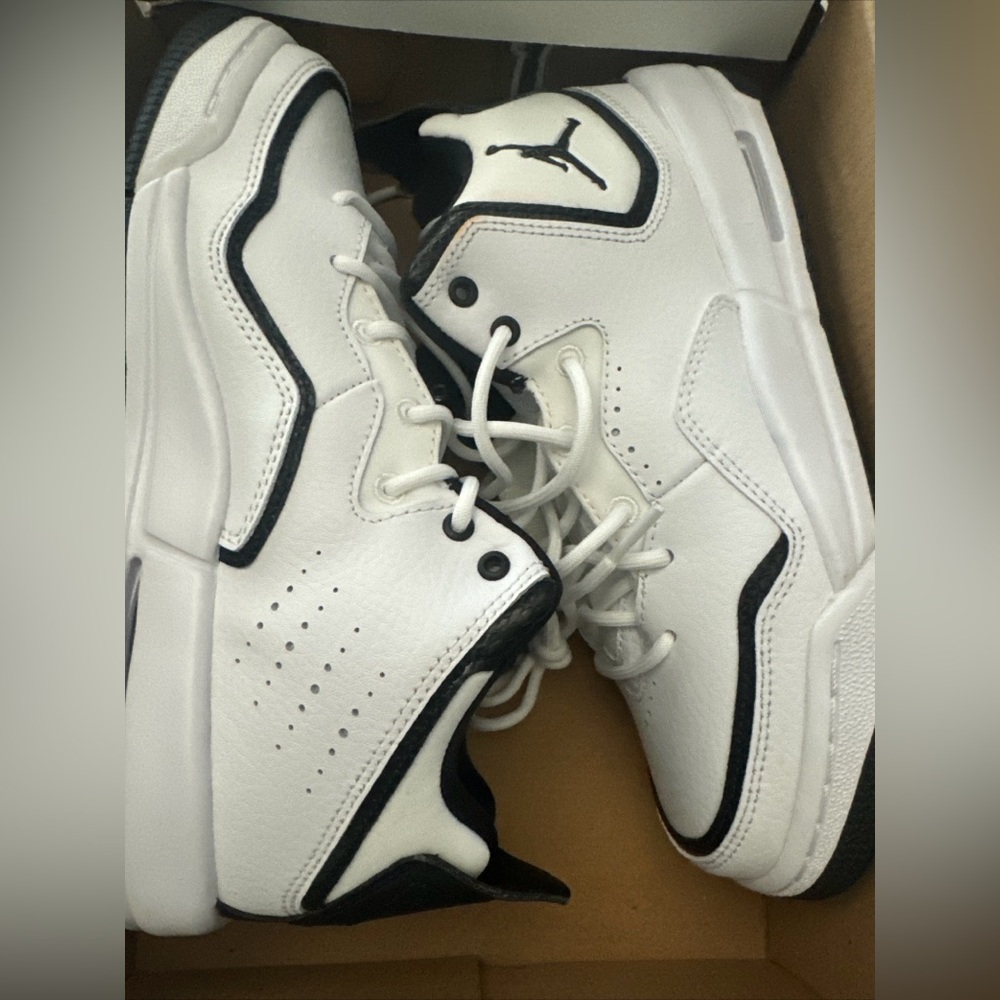 Nike Air Jordan Courtside 23 Unisex Kids Size US 6 Youth White/Black Shoes